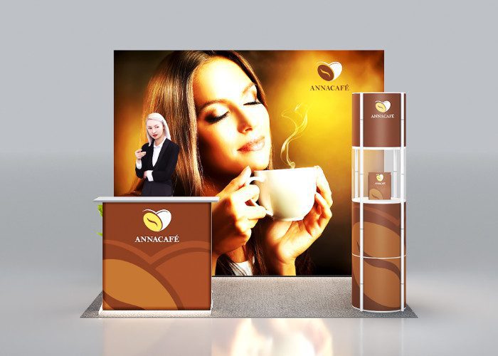 Frontansicht eines Messestands 9 QM mit LED Lightboxen, Theke und Vitrine mit Druck.