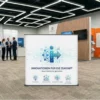 Moderner Messe-Counter in geradlinigem Lamellen-Design